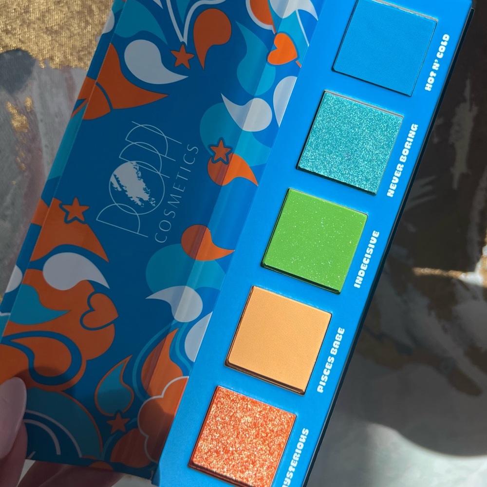 Mood swings eyeshadow palette - Poppi cosmetics - blue eyeshadow